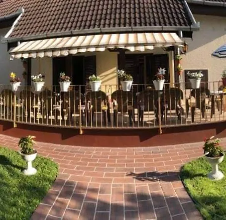 Adam Vendeghaz Guest house *