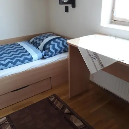 Adam Vendeghaz 3* שיופוק